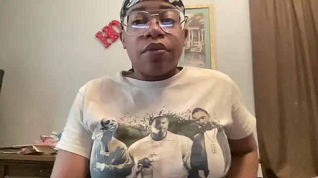 Snapshot of MommyConfident chatting on November 16, 8:03 pm MommyConfident online show from November 16, 8:03 pm