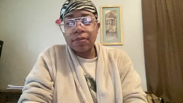 Snapshot of MommyConfident chatting on November 18, 2:21 pm MommyConfident online show from November 18, 2:21 pm