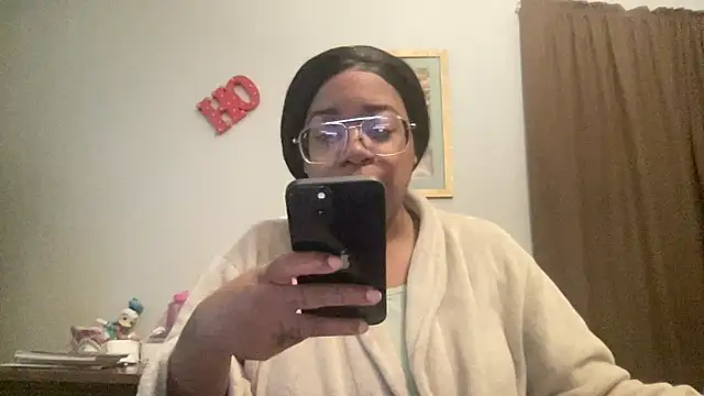 Snapshot of MommyConfident chatting on November 19, 2:06 pm MommyConfident online show from November 19, 2:06 pm