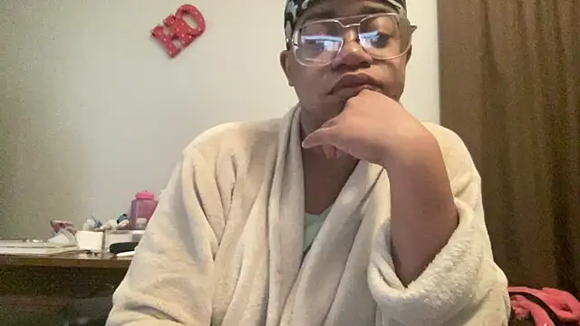 Snapshot of MommyConfident chatting on November 25, 2:06 pm MommyConfident online show from November 25, 2:06 pm