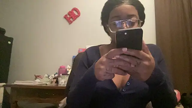 Snapshot of MommyConfident chatting on November 30, 8:24 pm MommyConfident online show from November 30, 8:24 pm