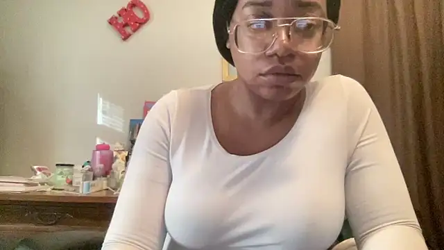 Snapshot of MommyConfident chatting on December 4, 7:55 pm MommyConfident online show from December 4, 7:55 pm