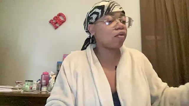 Snapshot of MommyConfident chatting on December 5, 2:03 pm MommyConfident online show from December 5, 2:03 pm