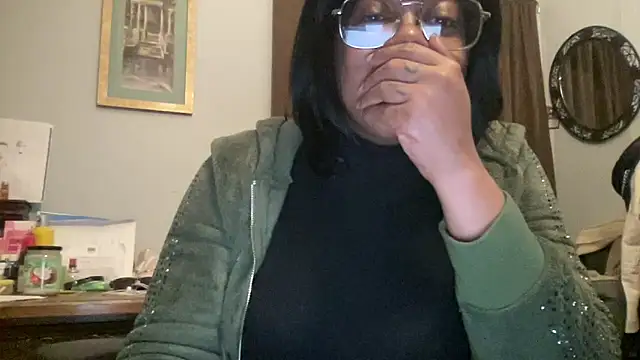 Snapshot of MommyConfident chatting on December 16, 1:43 am MommyConfident online show from December 16, 1:43 am