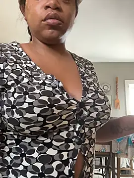 Snapshot of MommyConfident chatting on July 15, 2:44 pm MommyConfident online show from July 15, 2:44 pm