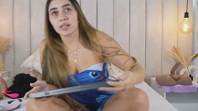 Snapshot of Annyy_Rosse chatting on November 5, 9:04 pm Annyy Rosse online show from November 5, 9:04 pm