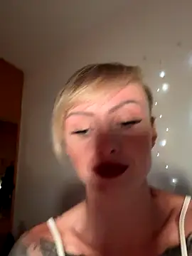 Snapshot of haileyhope_ chatting on November 8, 11:25 pm haileyhope online show from November 8, 11:25 pm