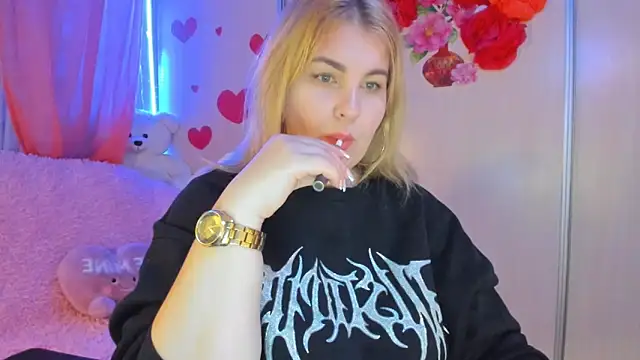 CoraSwon online show from February 28, 9:12 pm