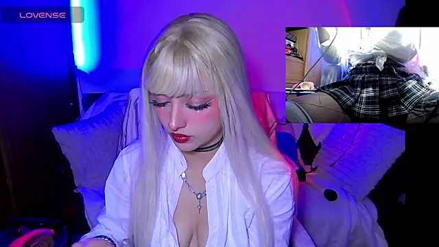 Snapshot of HollyDominic chatting on November 6, 8:32 pm HollyDominic online show from November 6, 8:32 pm