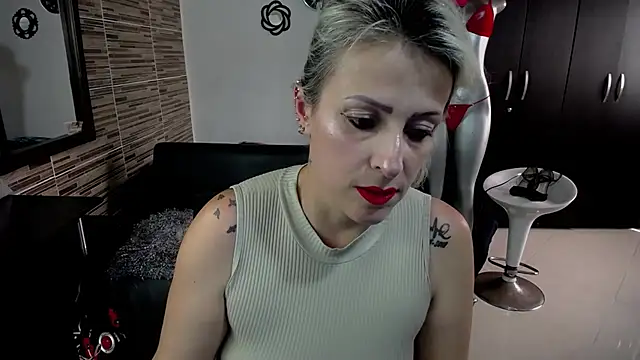 Snapshot of Emma_Rizzoo chatting on February 6, 7:40 pm Emma Rizzoo online show from February 6, 7:40 pm