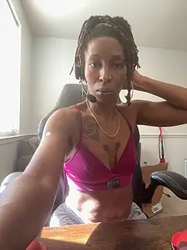 Snapshot of LeyaHoneybuns chatting on November 17, 5:19 pm LeyaHoneybuns online show from November 17, 5:19 pm