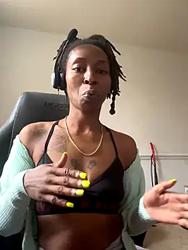 Snapshot of LeyaHoneybuns chatting on November 19, 7:25 pm LeyaHoneybuns online show from November 19, 7:25 pm