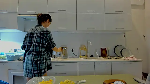 Snapshot of crystalnut chatting on December 4, 3:27 am crystalnut online show from December 4, 3:27 am