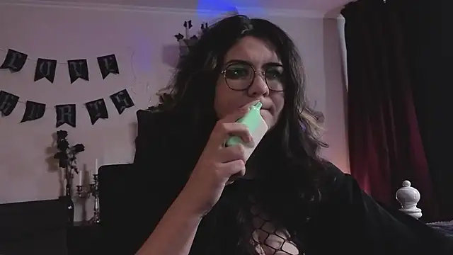 Laura Karamazov online show from February 19, 9:49 am