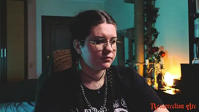 Laura Karamazov online show from June 10, 5:45 pm