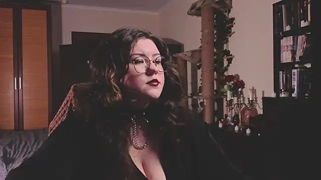 Laura Karamazov online show from June 18, 7:07 pm