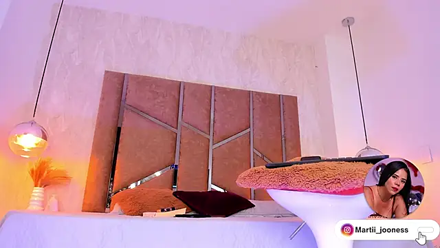 Martinaa Jones  online show from March 6, 6:37 pm