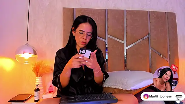 Martinaa Jones  online show from March 8, 1:06 am