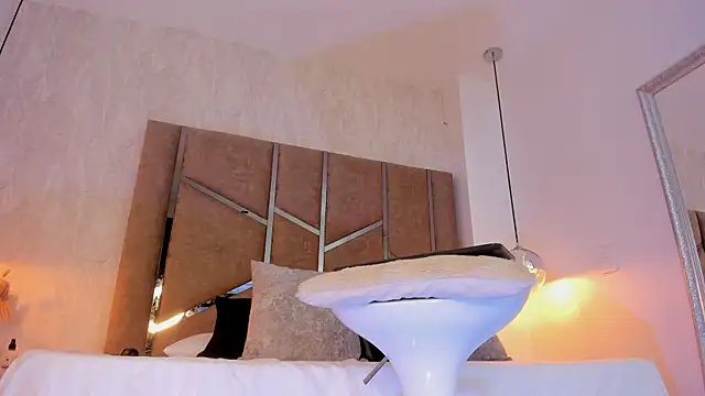 Martinaa Jones  online show from December 16, 12:10 pm