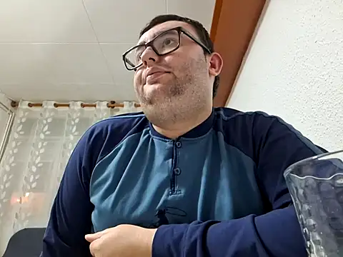 Snapshot of Javier_bear chatting on February 10, 8:42 pm Javier bear online show from February 10, 8:42 pm