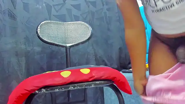 Snapshot of monsterdick_22cm chatting on October 18, 2:07 pm monsterdick 22cm online show from October 18, 2:07 pm