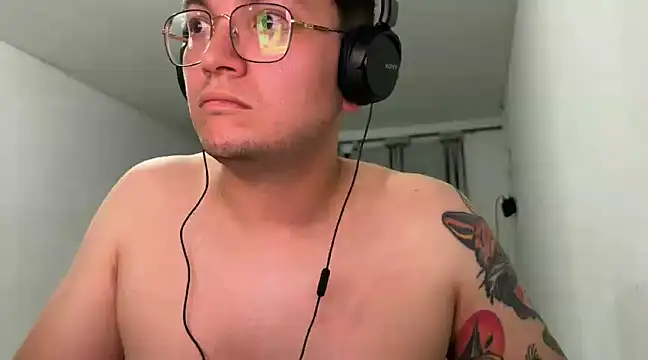 Snapshot of unoxestres chatting on February 18, 4:48 am unoxestres online show from February 18, 4:48 am