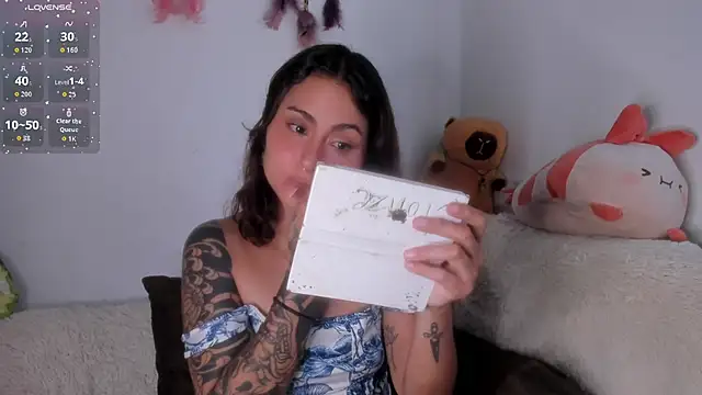 Violette-Ramirez01 online show from February 18, 9:00 pm