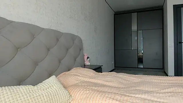 Snapshot of GracefulCharm chatting on February 9, 6:11 am GracefulCharm online show from February 9, 6:11 am