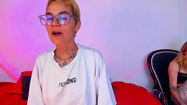 Snapshot of anaroman01 chatting on December 11, 11:54 pm anaroman01 online show from December 11, 11:54 pm