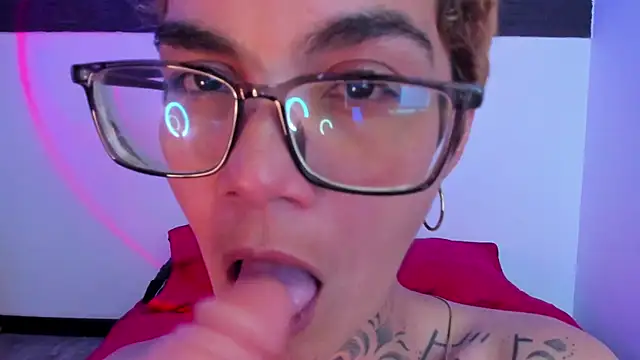 Snapshot of anaroman01 chatting on December 21, 2:30 am anaroman01 online show from December 21, 2:30 am