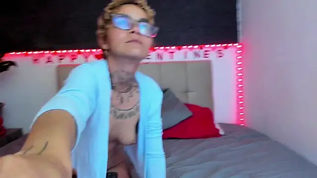 Snapshot of anaroman01 chatting on February 8, 7:27 pm anaroman01 online show from February 8, 7:27 pm