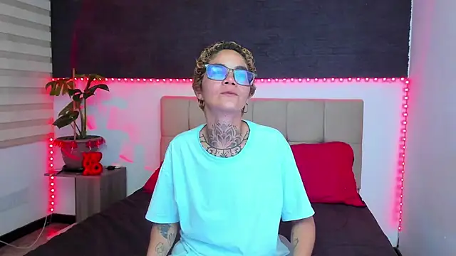 Snapshot of anaroman01 chatting on February 22, 11:24 pm anaroman01 online show from February 22, 11:24 pm