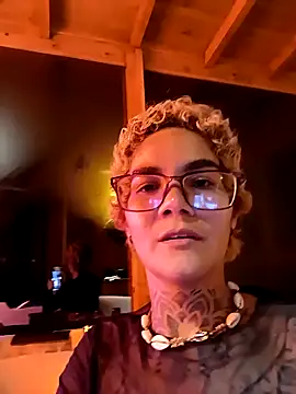 Snapshot of anaroman01 chatting on March 21, 12:51 am anaroman01 online show from March 21, 12:51 am