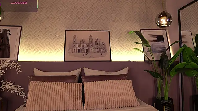 ElleDiane online show from April 28, 10:37 pm