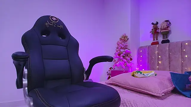 arl chloee online show from December 16, 3:11 am