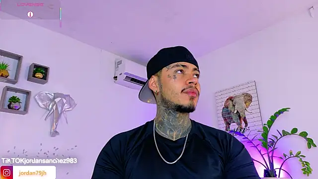 Snapshot of JordanSmiith_ chatting on May 5, 9:56 pm JordanSmiith online show from May 5, 9:56 pm