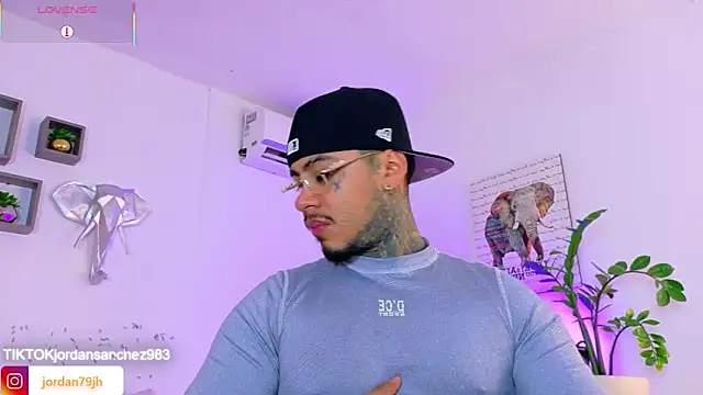 Snapshot of JordanSmiith_ chatting on May 6, 8:58 pm JordanSmiith online show from May 6, 8:58 pm