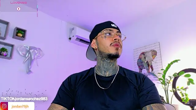 Snapshot of JordanSmiith_ chatting on May 8, 8:58 pm JordanSmiith online show from May 8, 8:58 pm