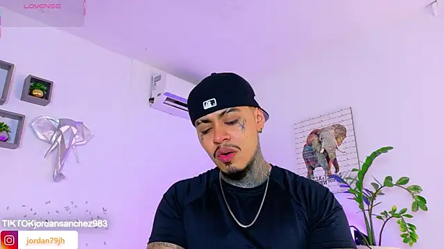 Snapshot of JordanSmiith_ chatting on May 11, 8:50 pm JordanSmiith online show from May 11, 8:50 pm
