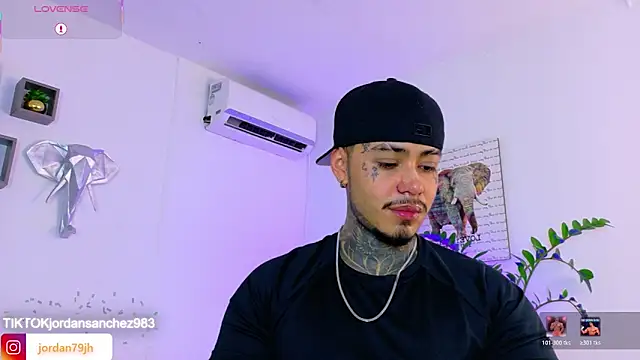 Snapshot of JordanSmiith_ chatting on May 18, 9:42 pm JordanSmiith online show from May 18, 9:42 pm