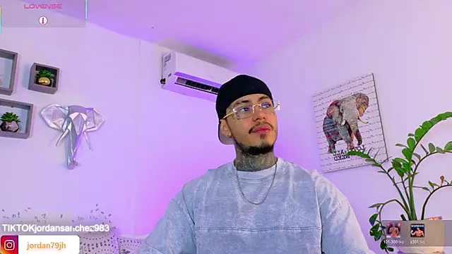 Snapshot of JordanSmiith_ chatting on June 10, 8:41 pm JordanSmiith online show from June 10, 8:41 pm
