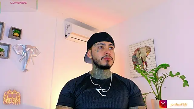 Snapshot of JordanSmiith_ chatting on July 17, 9:19 pm JordanSmiith online show from July 17, 9:19 pm