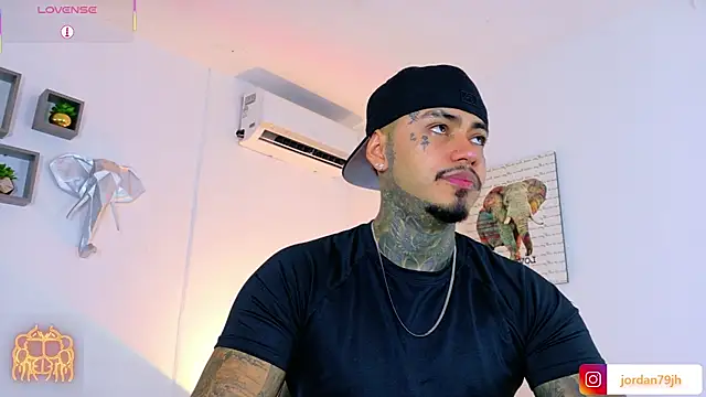 Snapshot of JordanSmiith_ chatting on July 22, 8:33 pm JordanSmiith online show from July 22, 8:33 pm