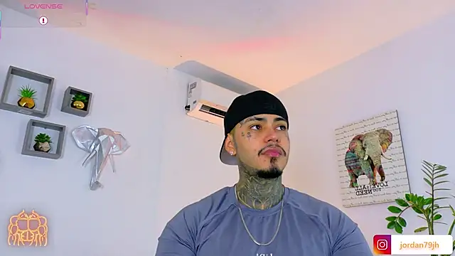 Snapshot of JordanSmiith_ chatting on July 25, 10:29 pm JordanSmiith online show from July 25, 10:29 pm