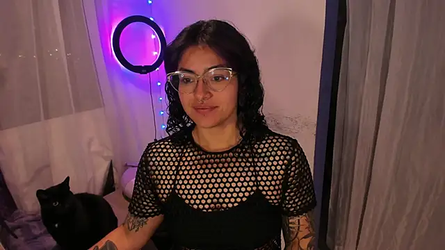 Snapshot of witchviolet chatting on January 6, 12:37 am witchviolet online show from January 6, 12:37 am