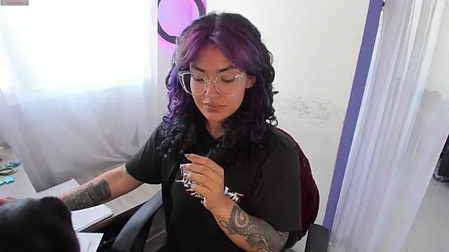 Snapshot of witchviolet chatting on January 22, 8:38 pm witchviolet online show from January 22, 8:38 pm