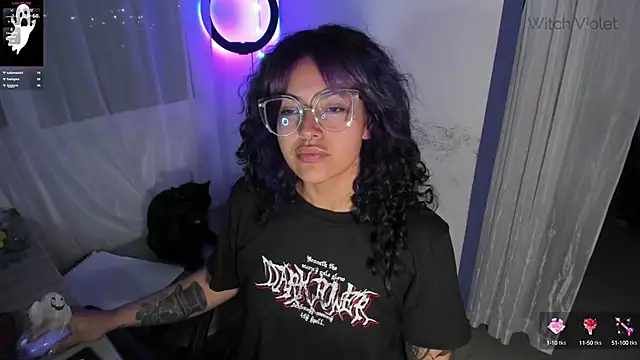 Snapshot of witchviolet chatting on January 22, 11:43 pm witchviolet online show from January 22, 11:43 pm