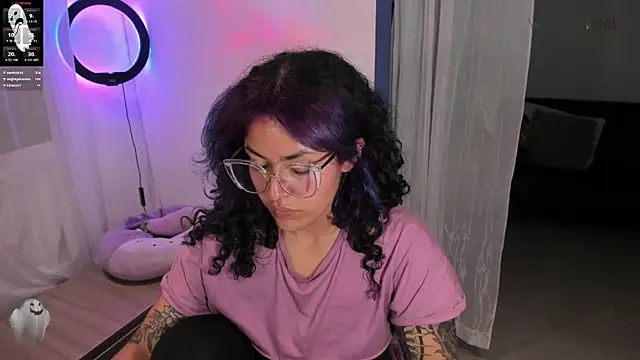 Snapshot of witchviolet chatting on January 24, 12:52 am witchviolet online show from January 24, 12:52 am