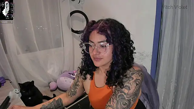 Snapshot of witchviolet chatting on January 31, 2:26 am witchviolet online show from January 31, 2:26 am