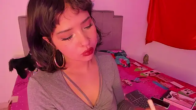 Snapshot of chloe_watson_ chatting on July 31, 9:14 pm chloe watson online show from July 31, 9:14 pm